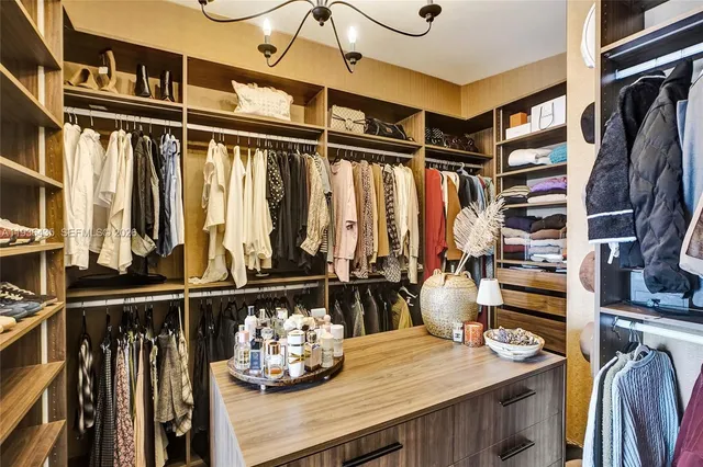 $1,395,000 | 2570 Northeast 201st Street, Miami, FL 33180