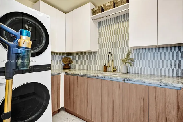 $1,395,000 | 2570 Northeast 201st Street, Miami, FL 33180