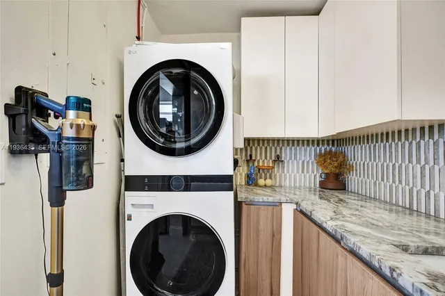 $1,395,000 | 2570 Northeast 201st Street, Miami, FL 33180