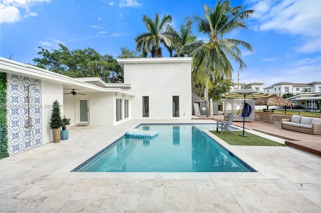 $1,395,000 | 2570 Northeast 201st Street, Miami, FL 33180