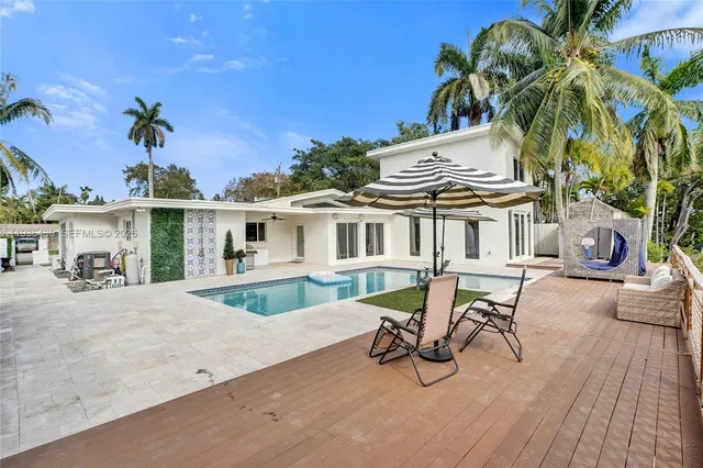 $1,395,000 | 2570 Northeast 201st Street, Miami, FL 33180