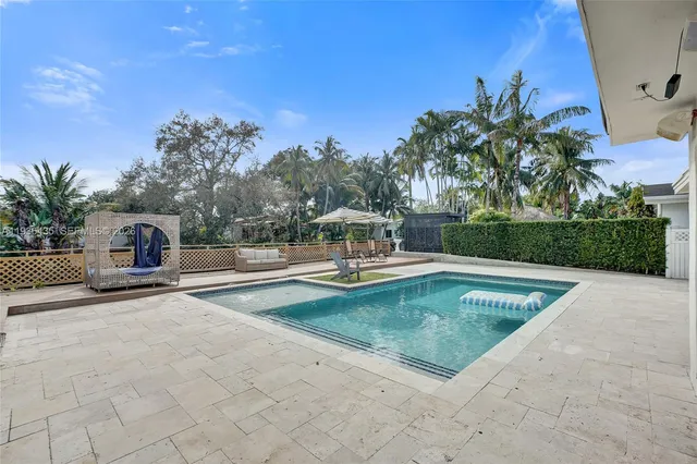 $1,395,000 | 2570 Northeast 201st Street, Miami, FL 33180