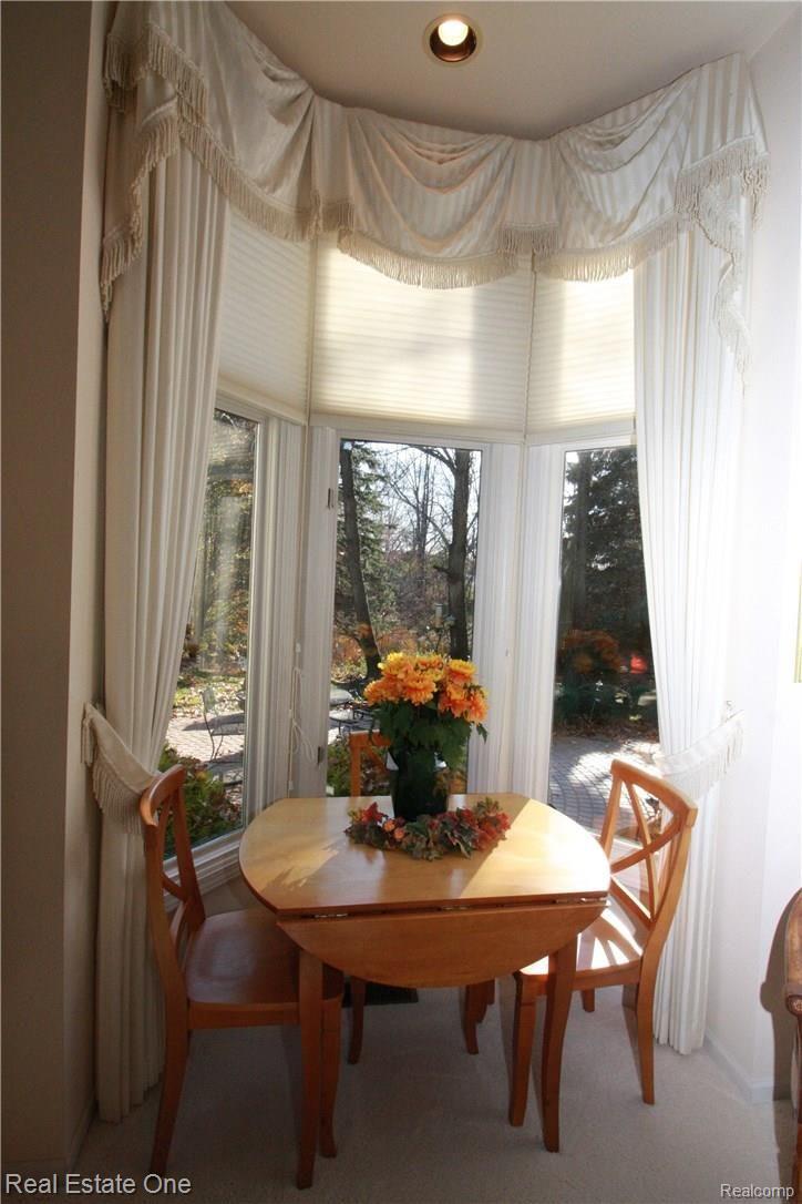 3829 Beechcrest Road Rochester, MI 48309 - Photo 15 of 44 OVERSIZED BAY WINDOW