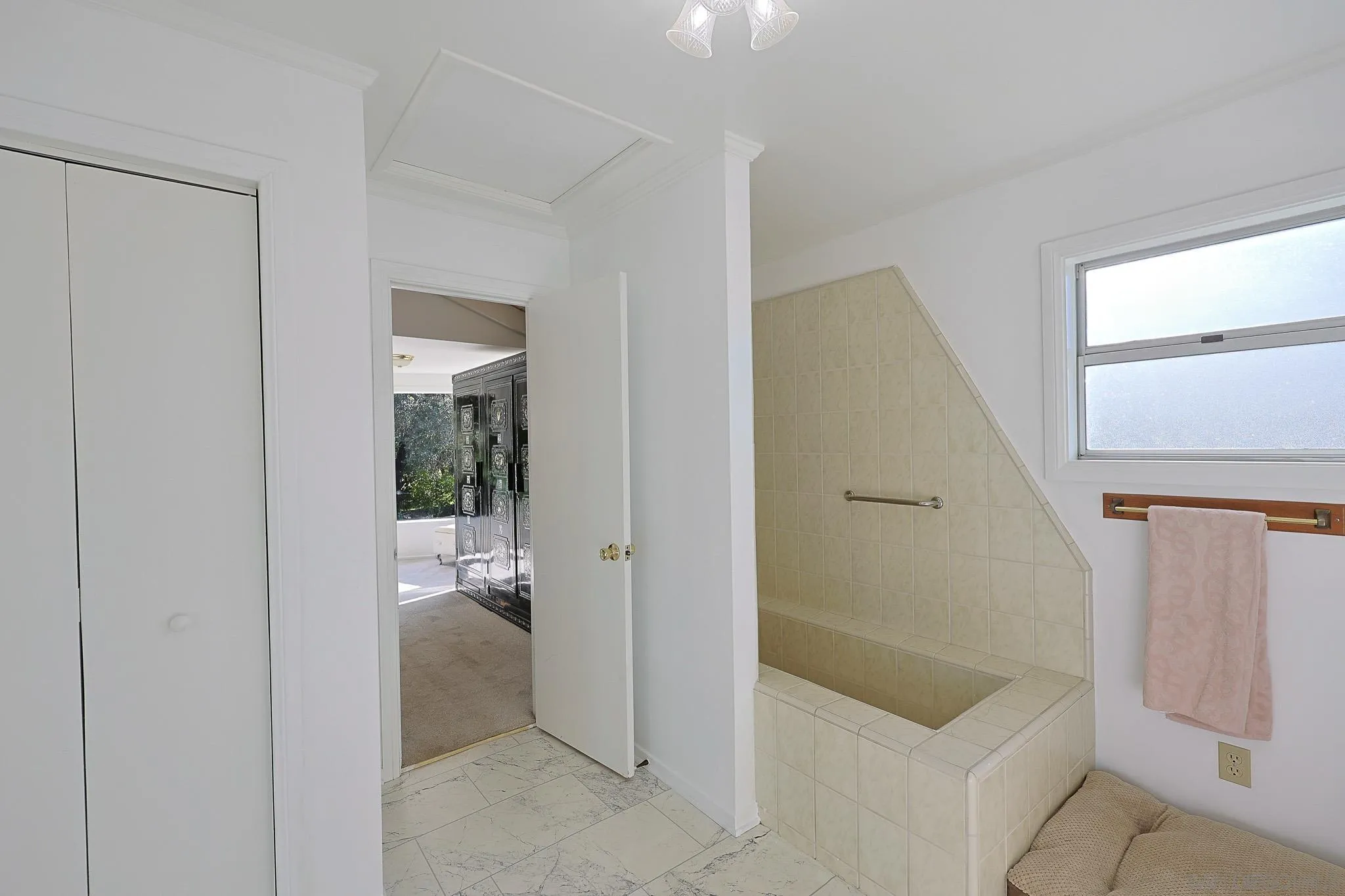 1553 Ranchwood Lane Fallbrook, CA 92028 - Photo 22 of 60 a bathroom with a tub and mirror