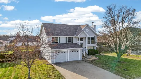 $347,500 | 714 South Sunset Lane, Raymore, MO 64083