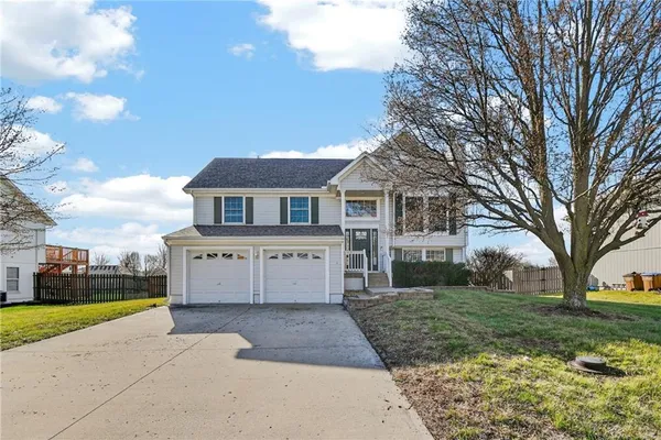 $347,500 | 714 South Sunset Lane, Raymore, MO 64083