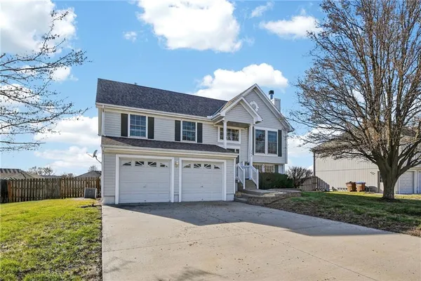 $347,500 | 714 South Sunset Lane, Raymore, MO 64083