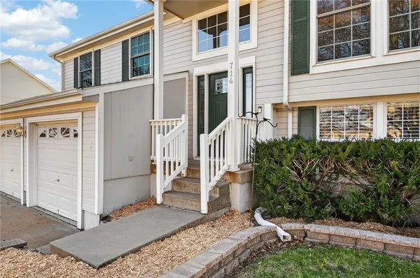 $347,500 | 714 South Sunset Lane, Raymore, MO 64083