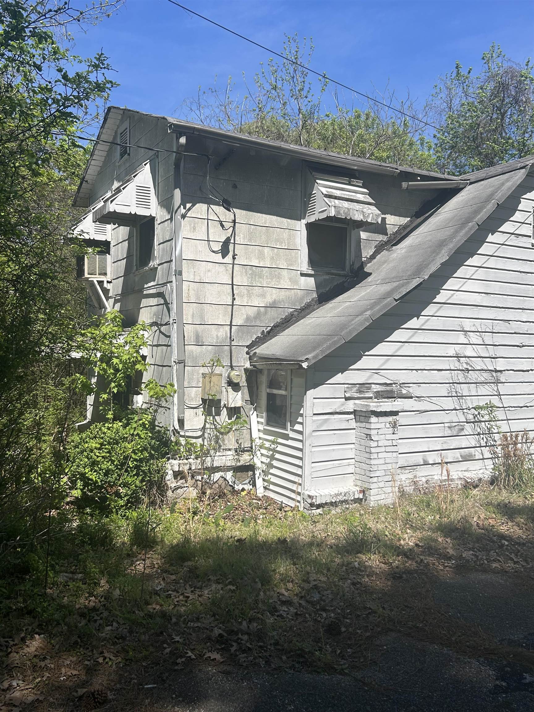 3058 Alta Road Memphis, TN 38109 - Photo 3 of 10 View of side of home
