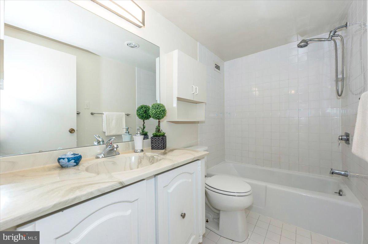 5225 Pooks Hill Road, Unit 616N Bethesda, MD 20814 - Photo 11 of 62 Full bath