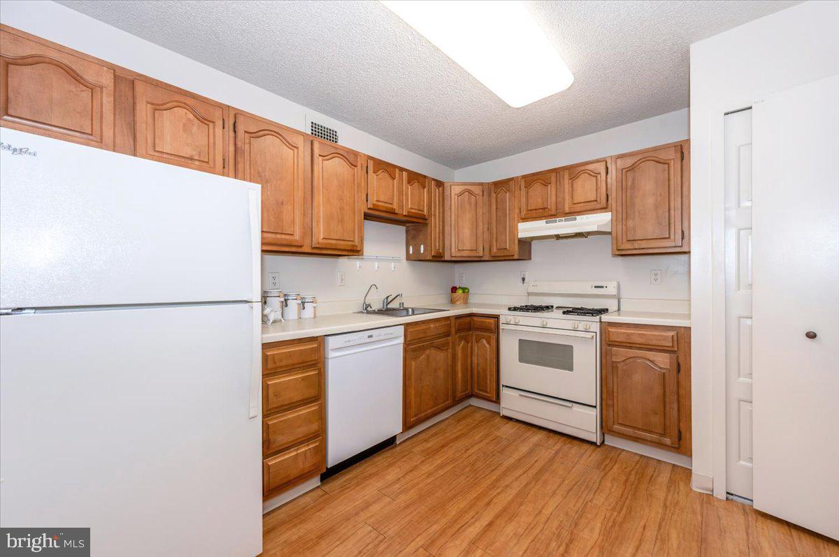 5225 Pooks Hill Road, Unit 616N Bethesda, MD 20814 - Photo 6 of 62 Spacious kitchen