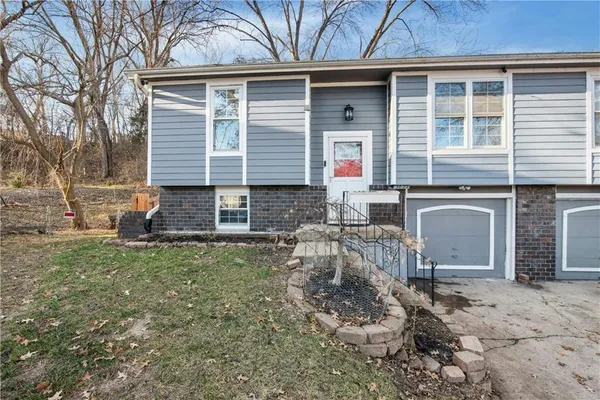 $215,000 | 5822 Northwest Walnut Court, Parkville, MO 64152