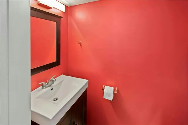 $215,000 | 5822 Northwest Walnut Court, Parkville, MO 64152