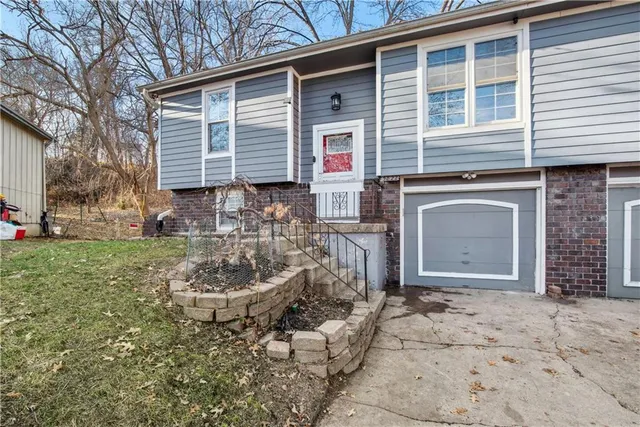 $215,000 | 5822 Northwest Walnut Court, Parkville, MO 64152