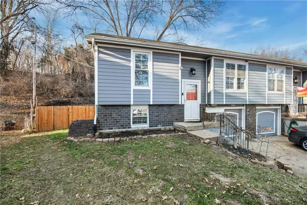 $215,000 | 5822 Northwest Walnut Court, Parkville, MO 64152