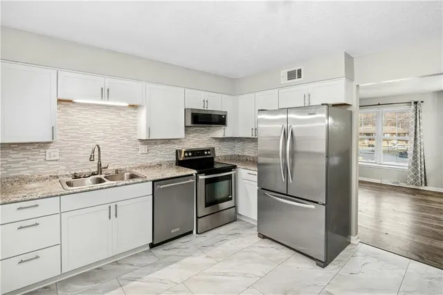 $215,000 | 5822 Northwest Walnut Court, Parkville, MO 64152