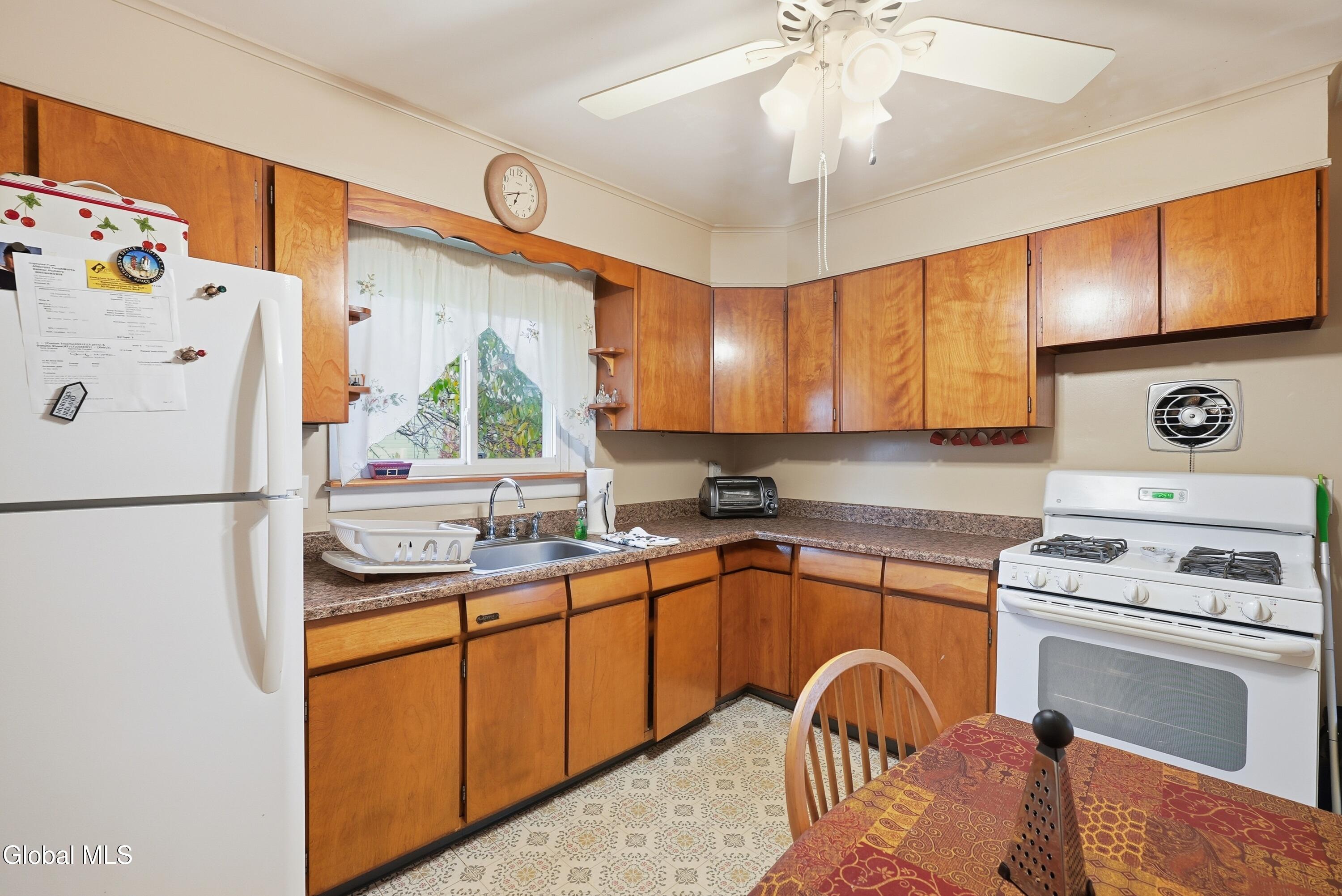 106 Edgecomb Street Albany, NY 12209 - Photo 10 of 28 10