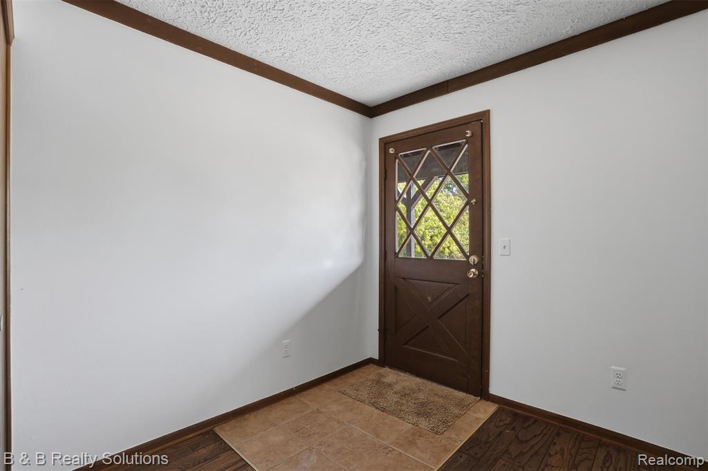780 North Van Dyke Road, Unit APARTMENT #1 Almont, MI 48003 - Photo 4 of 28
