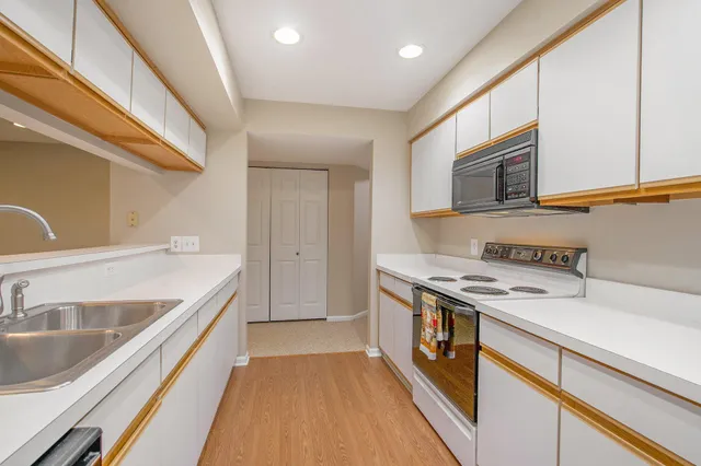 $299,900 | 1631 Weatherstone Drive, Ann Arbor, MI 48108