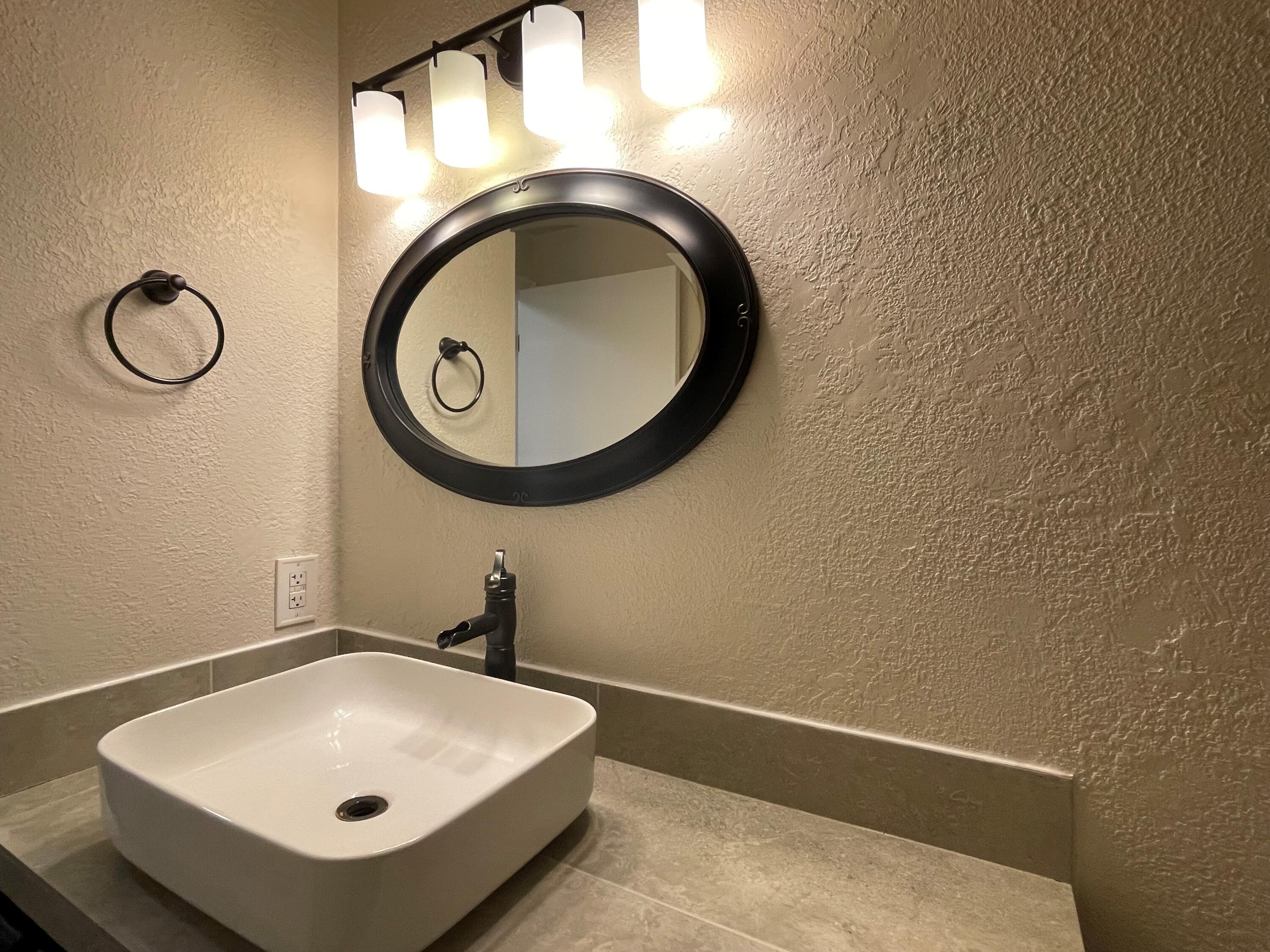 713 Pierce Road Medford, OR 97504 - Photo 24 of 25 bathroom sink