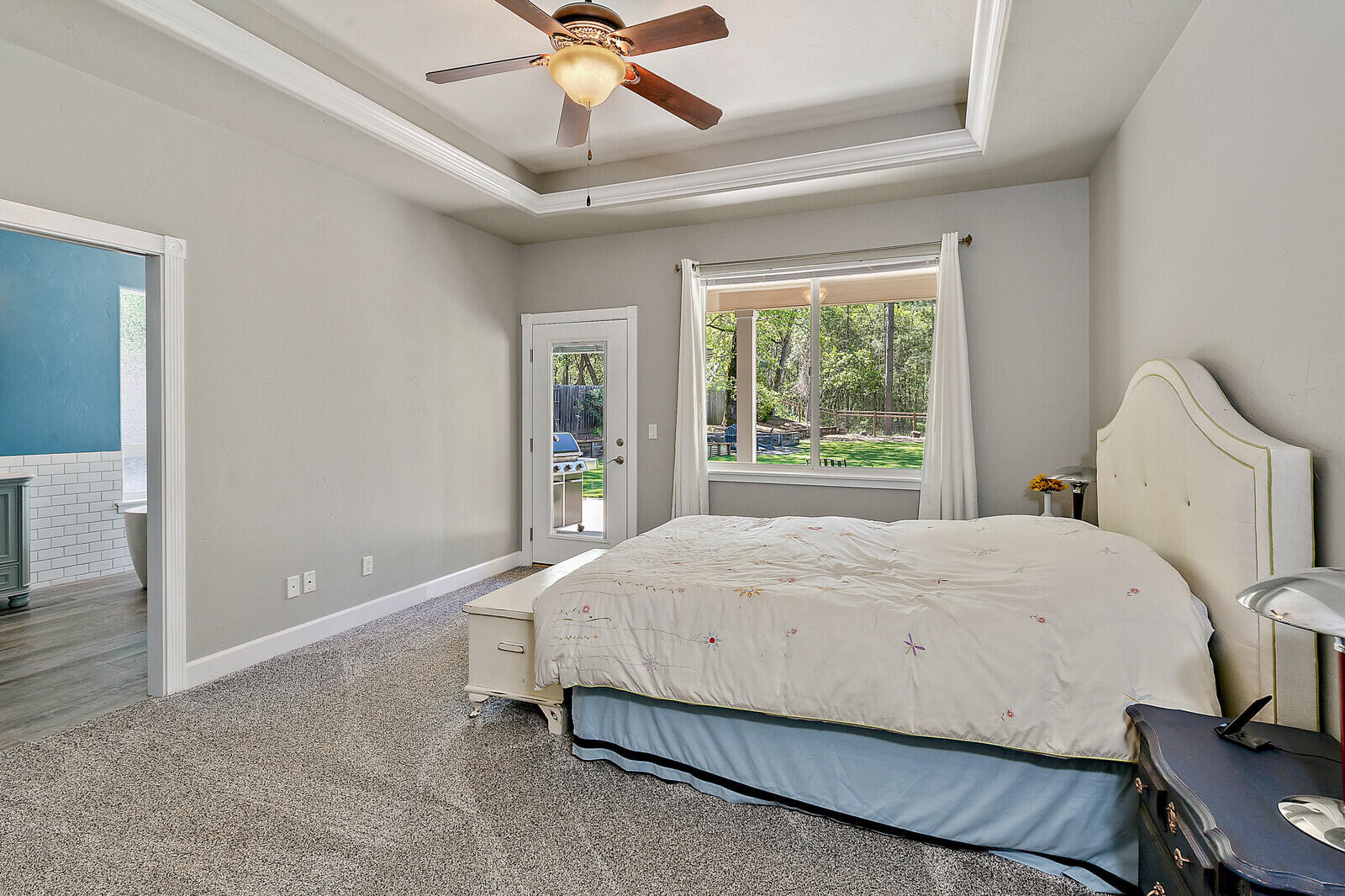 315 Summit Loop Grants Pass, OR 97527 - Photo 17 of 48 with picture window and door to Covered Patio!
