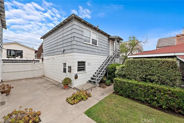 a view of a house with backyard
