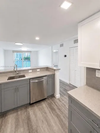 $2,475 | 4000 Northeast 170th Street, Unit 206, North Miami Beach, FL 33160