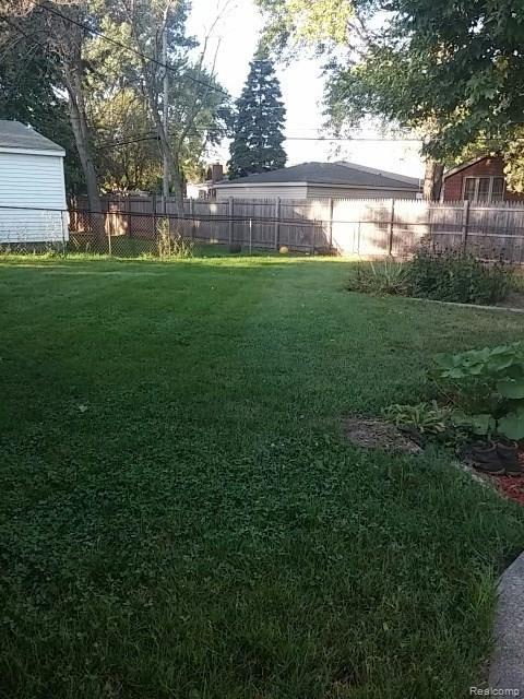 32037 Schoenherr Road Warren, MI 48088 - Photo 7 of 18 20150924_083246_resized.jpg