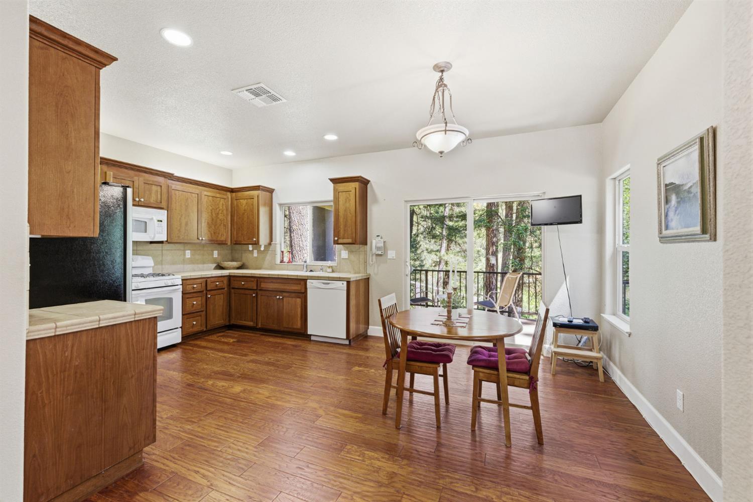4550 Newtown Road Placerville, CA 95667 - Photo 28 of 43 Guest house dining