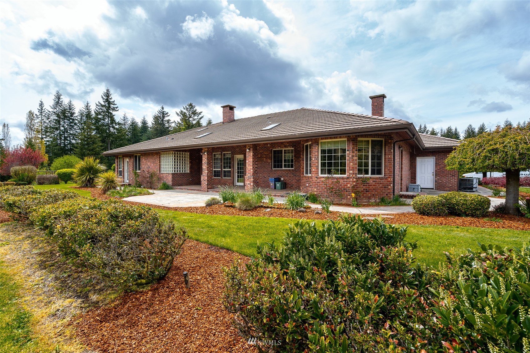 206 Haskins Road Chehalis, WA 98532 - Photo 3 of 38 a front view of a house with garden