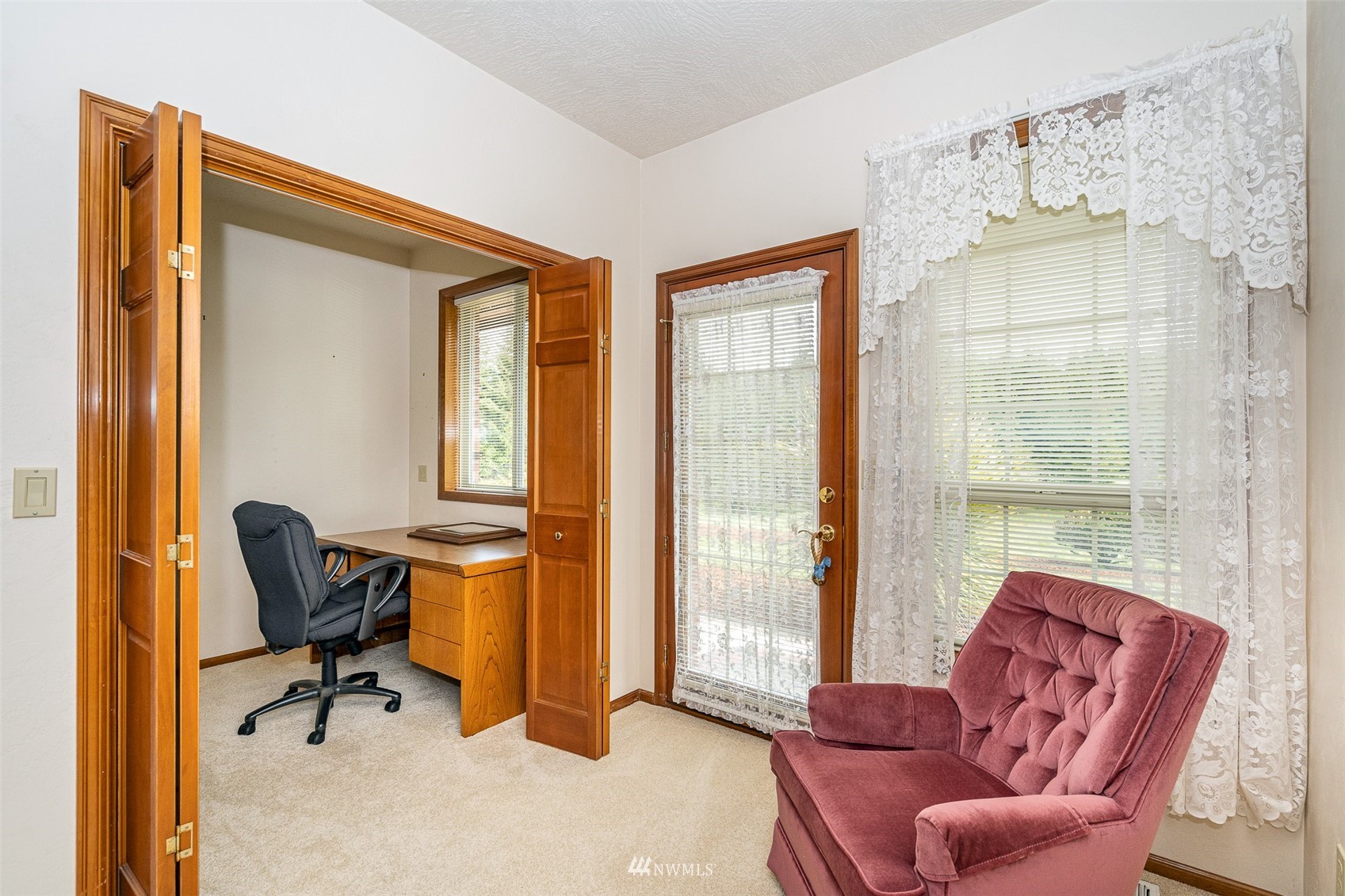 206 Haskins Road Chehalis, WA 98532 - Photo 8 of 38 a living room with furniture and a window