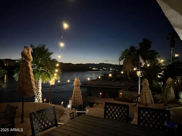 a view of outdoor space with lots of lights