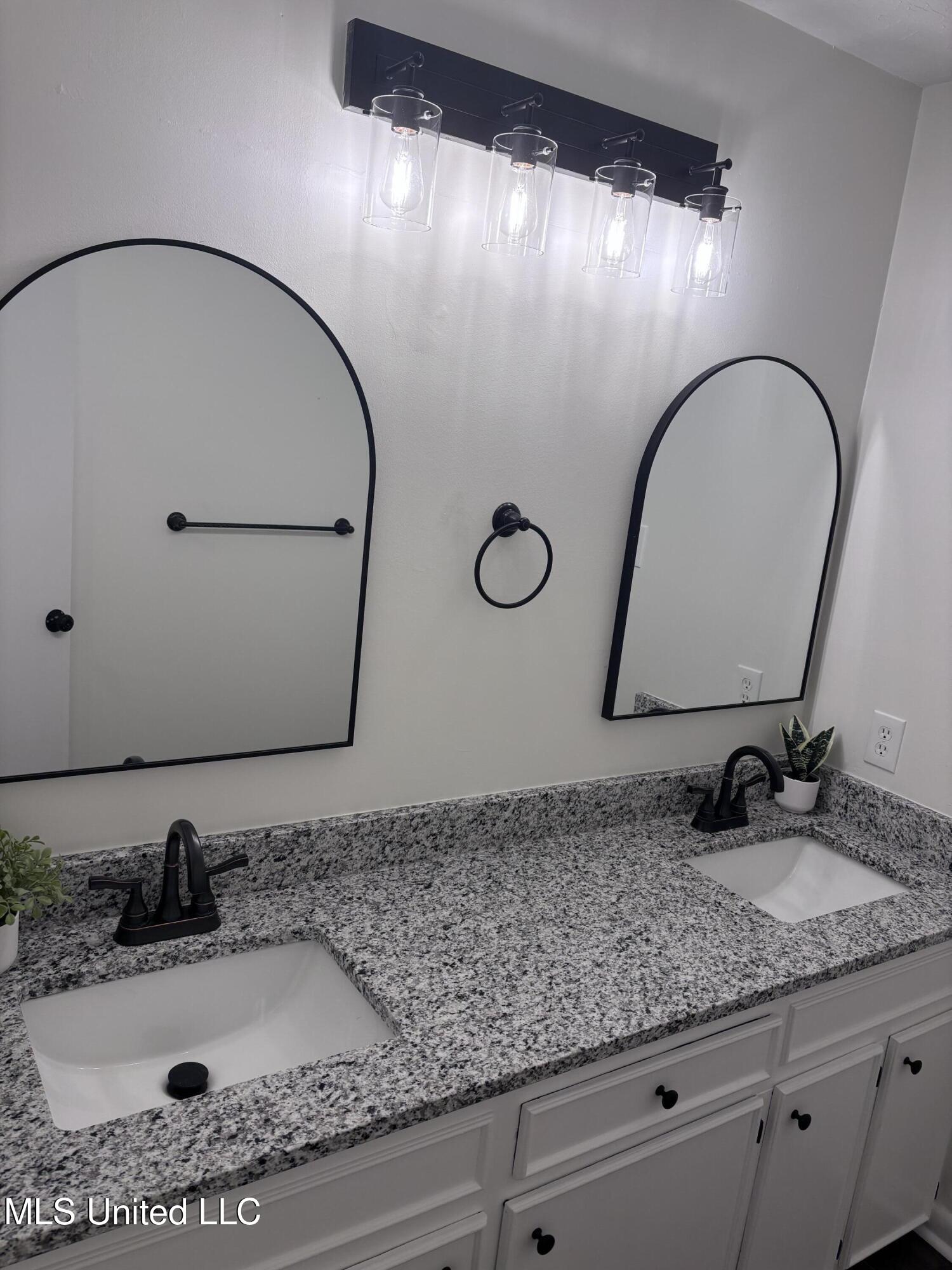 2607 Jennifer Drive Pearl, MS 39208 - Photo 24 of 29 Hall Bath - Newly Updated!!