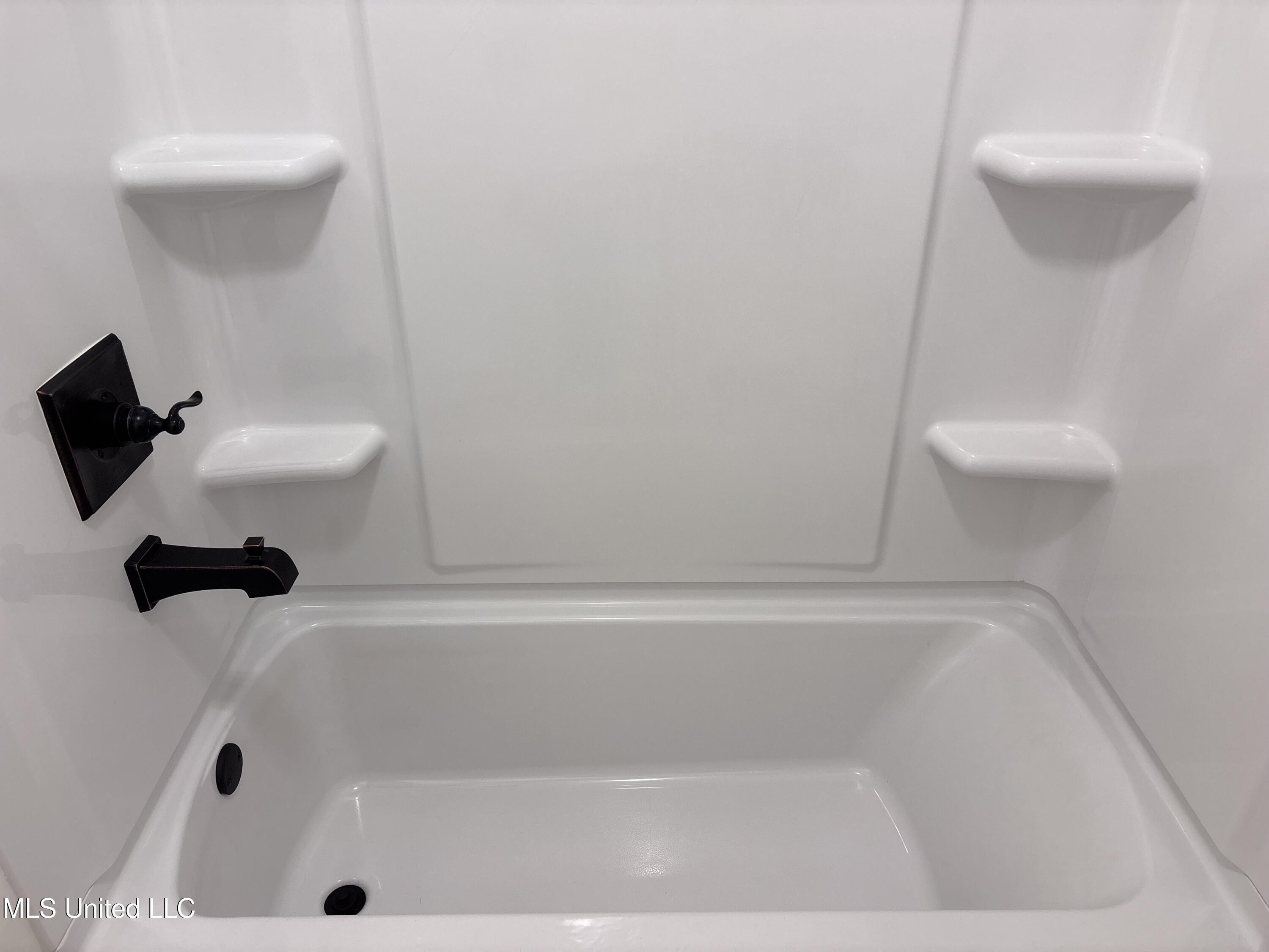 2607 Jennifer Drive Pearl, MS 39208 - Photo 25 of 29 Hall Bath - New Tub & Fixtures!