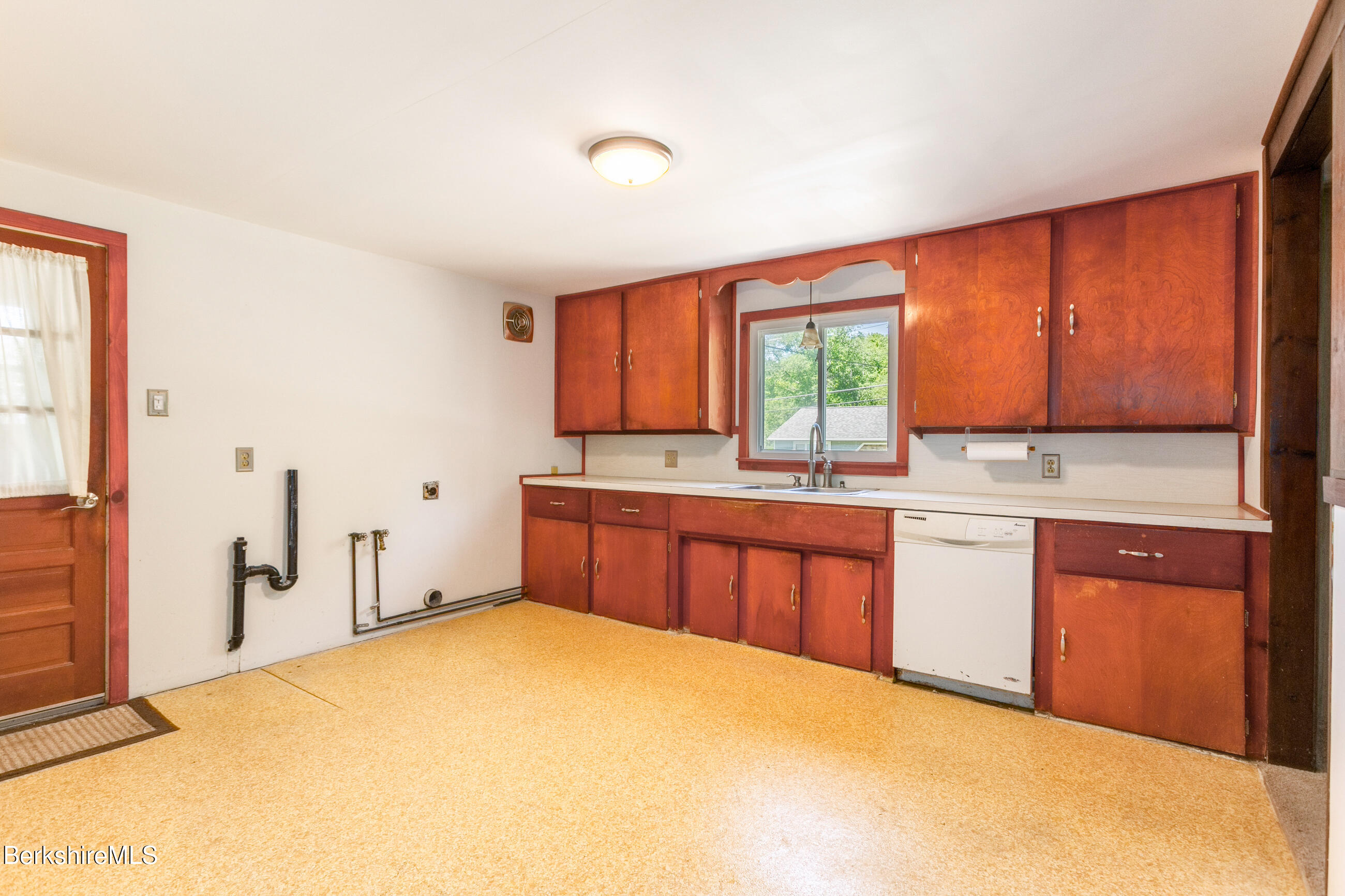 116 Brombach Street Pittsfield, MA 01201 - Photo 12 of 22 image-5