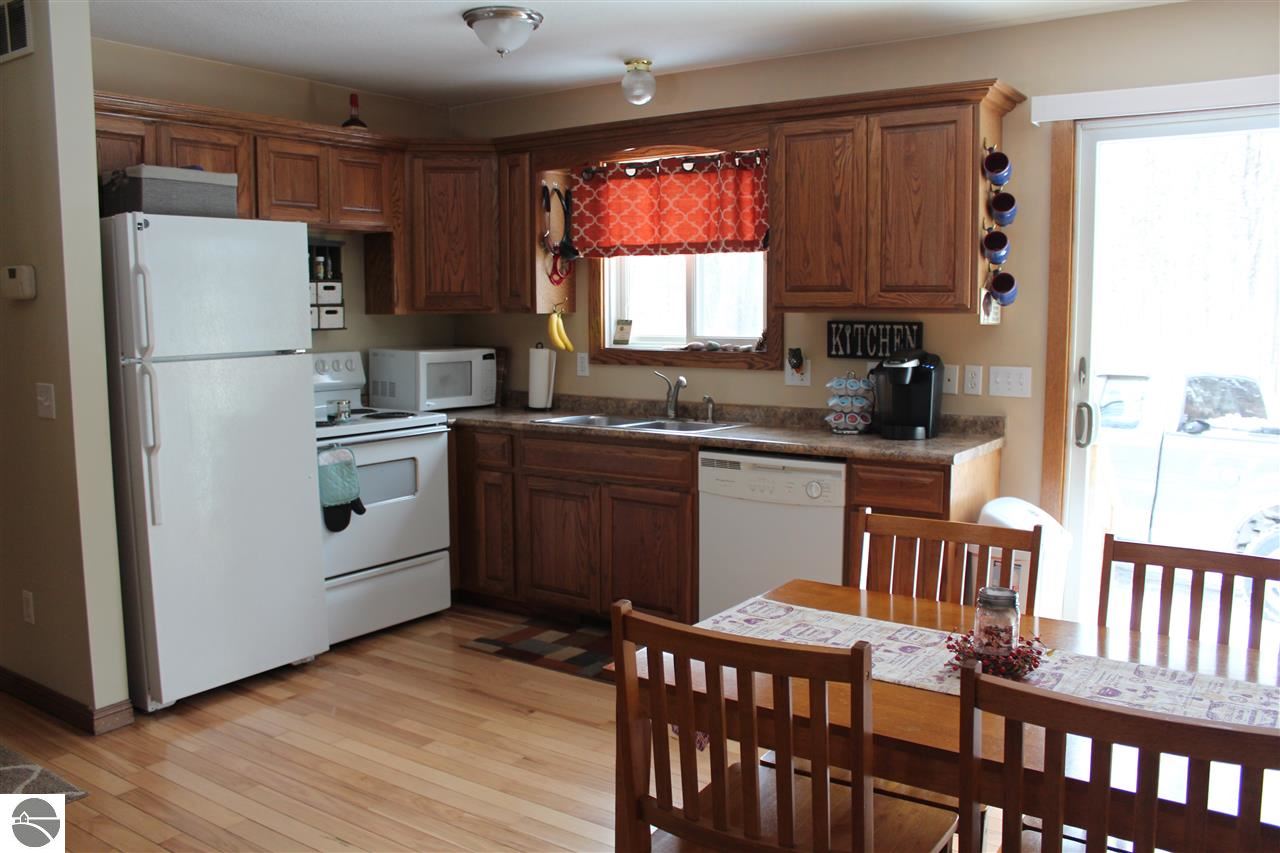 11293 South Mission Road Shepherd, MI 48883 - Photo 6 of 25 1794002-5.JPG