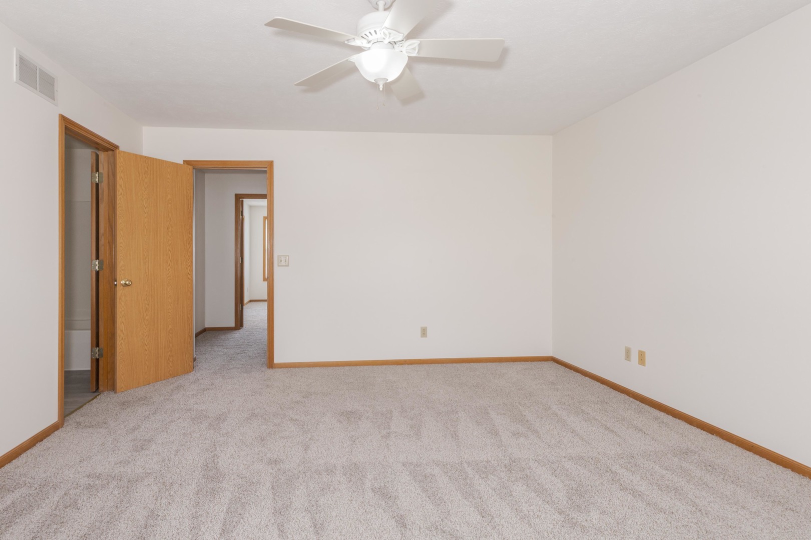 26 Vermont Avenue Bloomington, IL 61701 - Photo 18 of 37 an empty room with a ceiling fan and a window