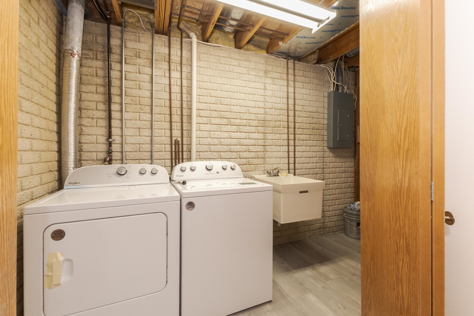 26 Vermont Avenue Bloomington, IL 61701 - Photo 27 of 37 a utility room with dryer and washer