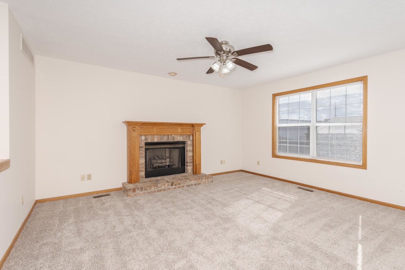 26 Vermont Avenue Bloomington, IL 61701 - Photo 10 of 37 a view of an empty room with a window