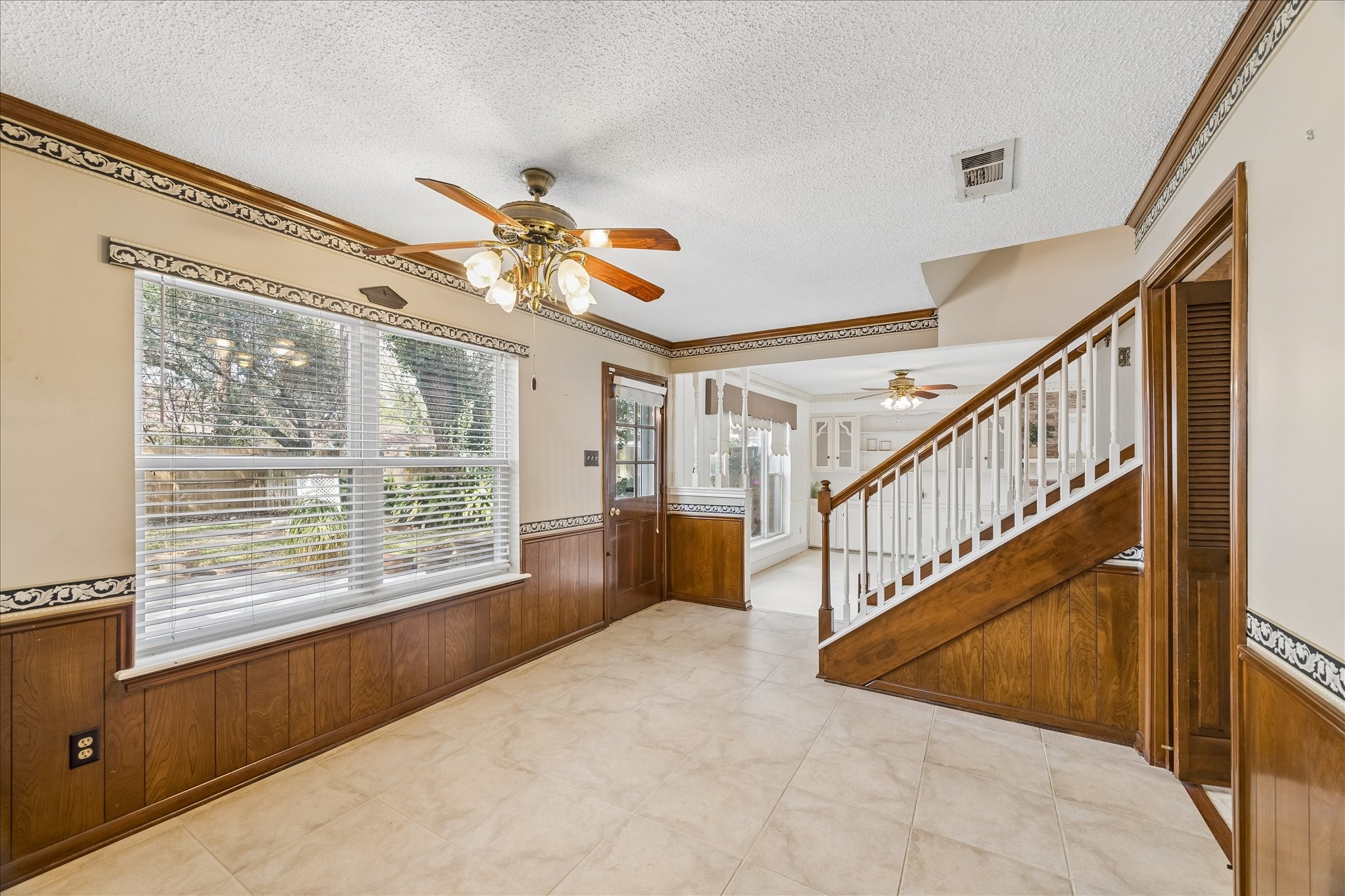 322 Enchanted River Drive Spring, TX 77388 - Photo 6 of 25 Breakfast area looking into the Living Room