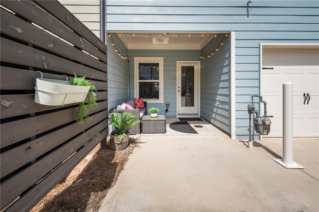 278 Perry Point Run, Unit 56 Lawrenceville, GA 30046 - Photo 29 of 36 a lobby with furniture and flowers