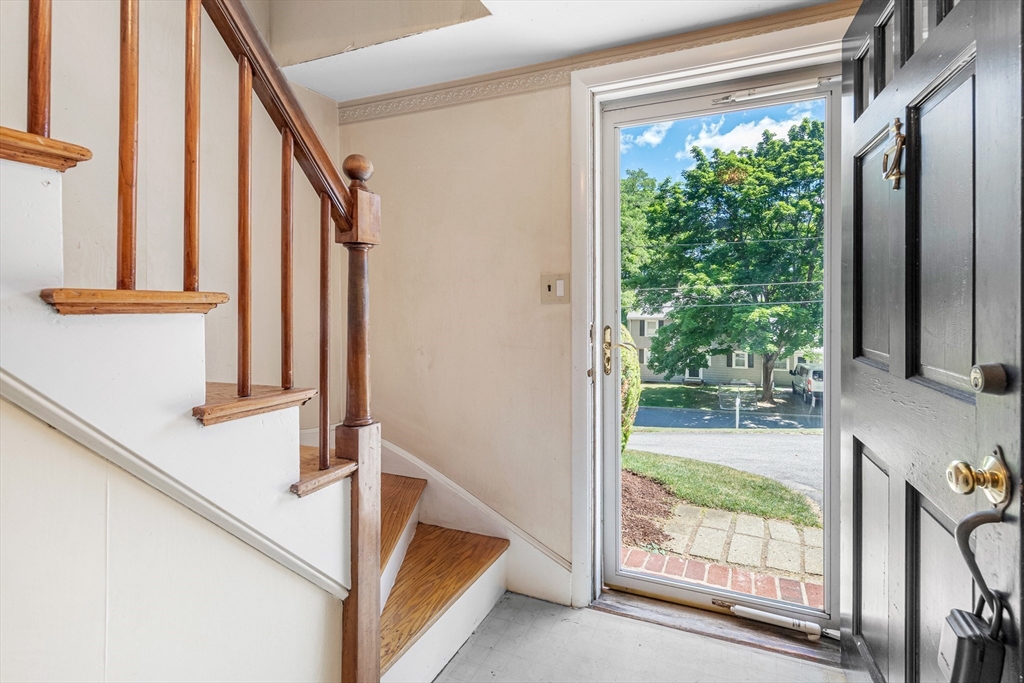 38 Robinhood Road Winchester, MA 01890 - Photo 4 of 32
