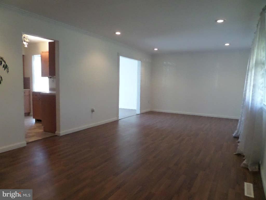2014 Rolling Rd. Baltimore, MD 21244 - Photo 7 of 26 Living Room
