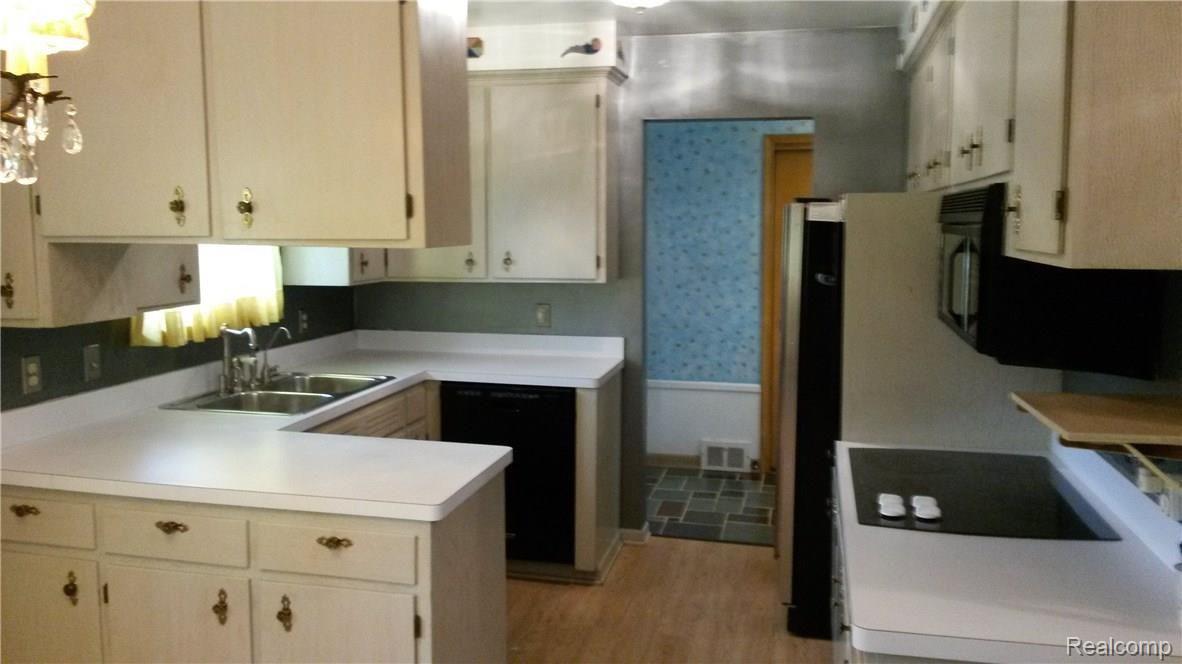 1195 Torpey Road Troy, MI 48083 - Photo 12 of 39 Kitchen view from Breakfast Nook.