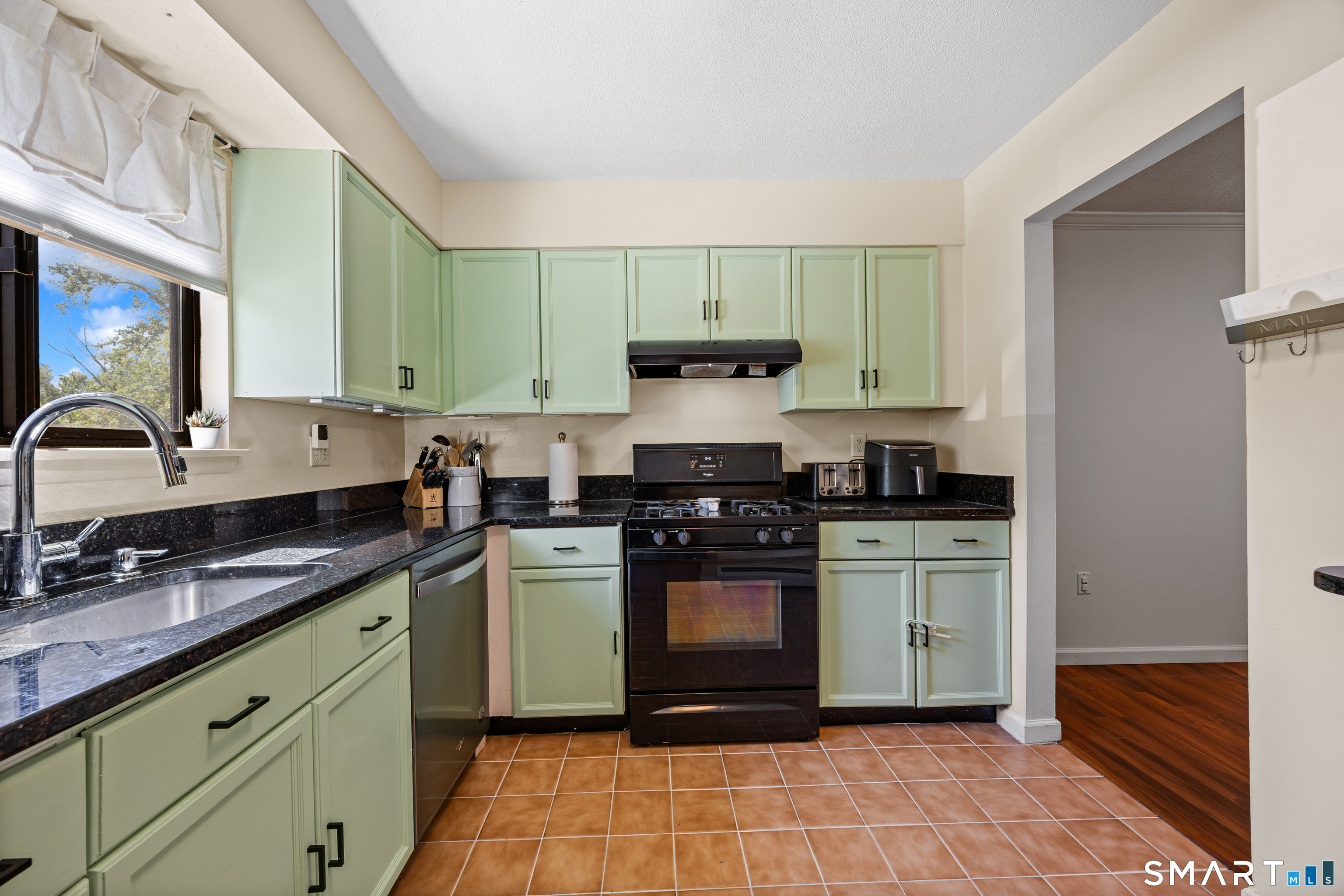 7 Sutton Place, Unit 7 Bloomfield, CT 06002 - Photo 3 of 25