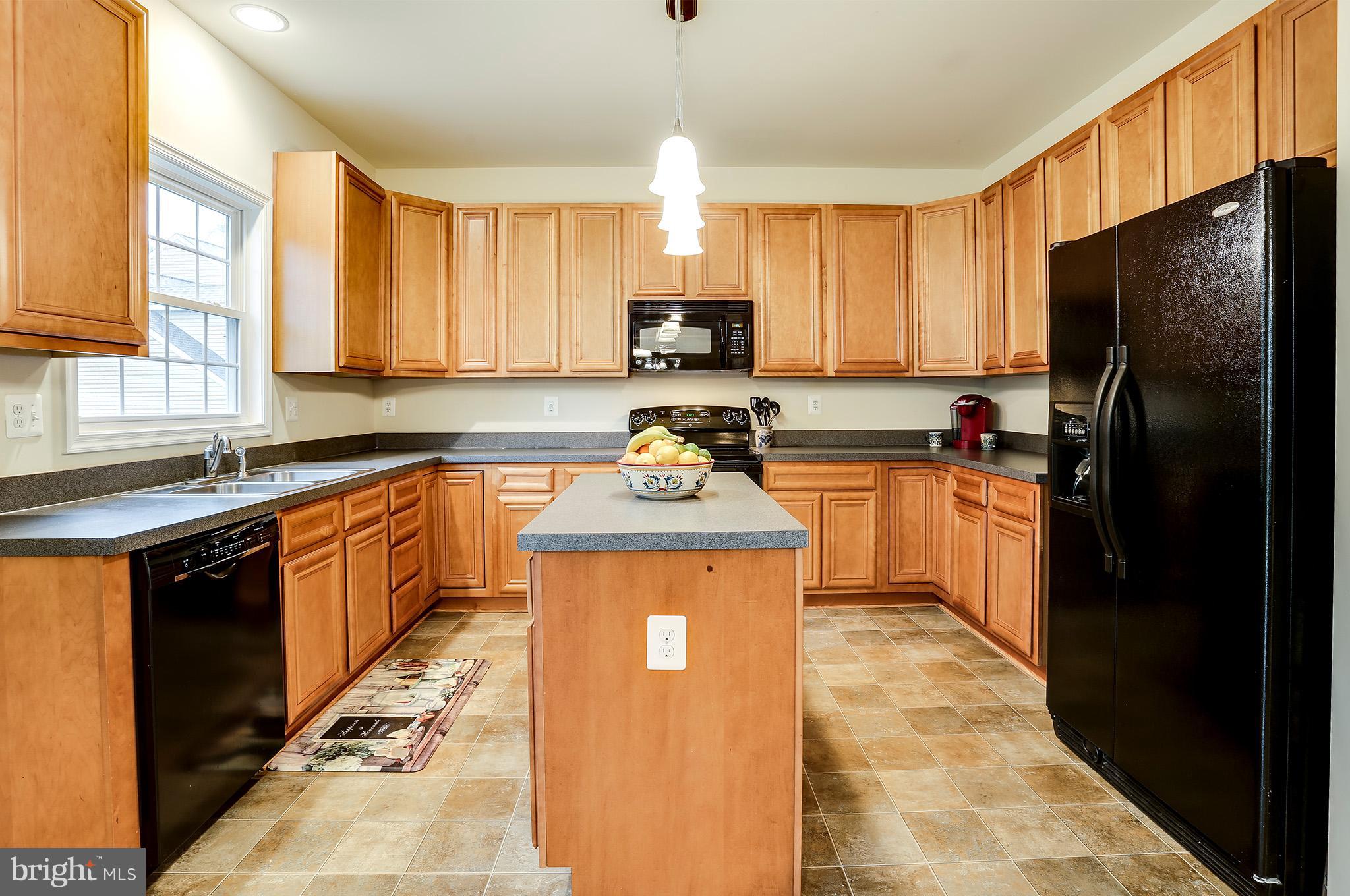 8445 High Ridge Road Ellicott City, MD 21043 - Photo 4 of 28 42" cabinets