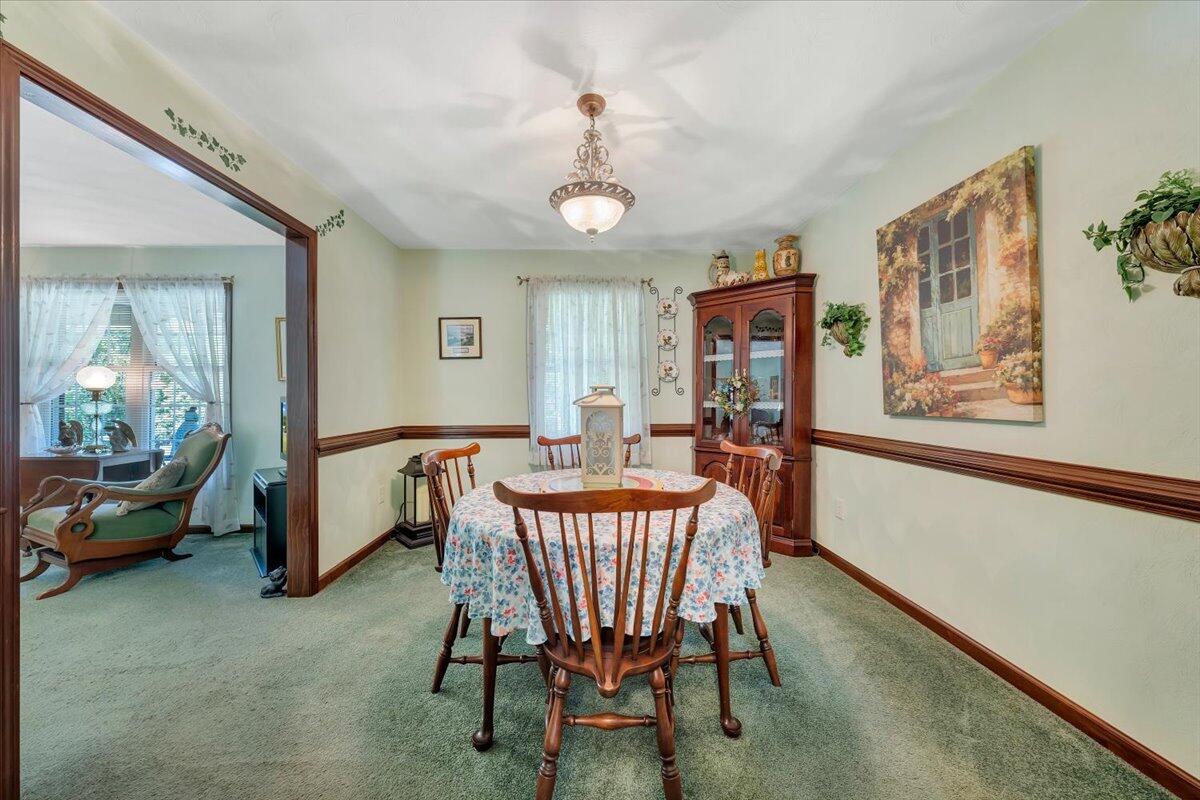 4081 Daugherty Road Salem, VA 24153 - Photo 8 of 34 a dining room with furniture and window