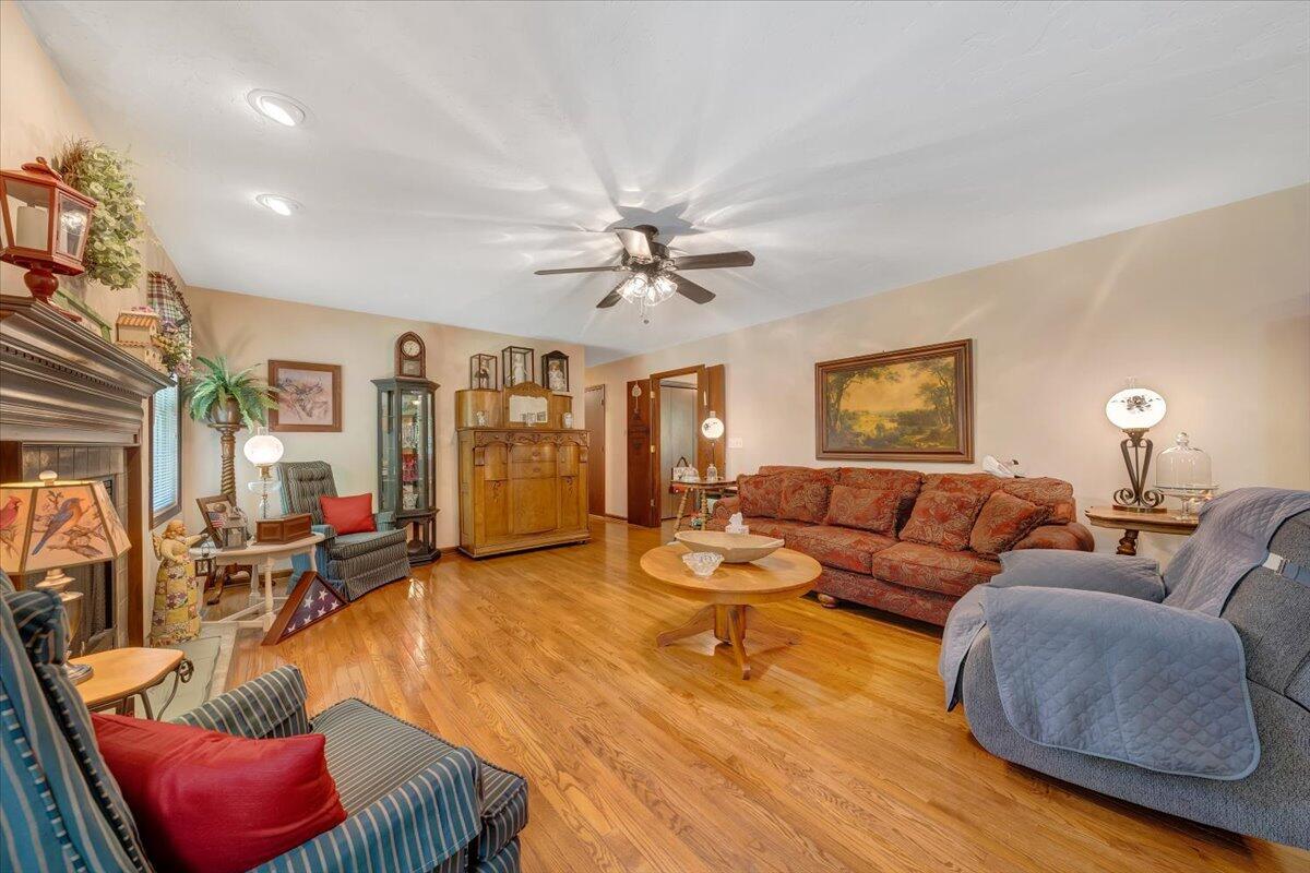 4081 Daugherty Road Salem, VA 24153 - Photo 10 of 34 a living room with furniture and a large window