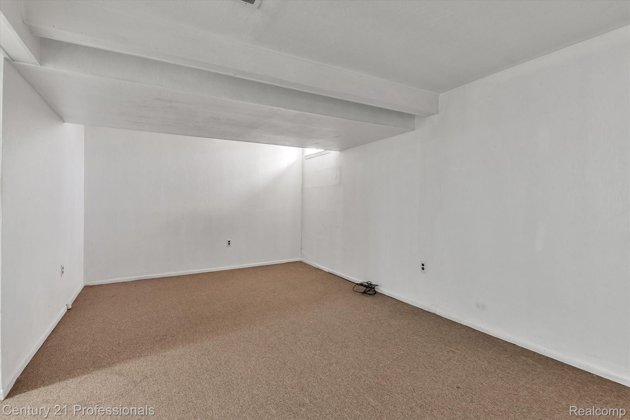 637 Oakbrook West Rochester, MI 48307 - Photo 29 of 45 21-637-Oakbrook-WindowStill-Real-Estate-Photography-22.jpg