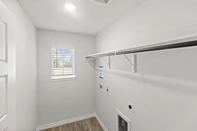 a view of entryway with window